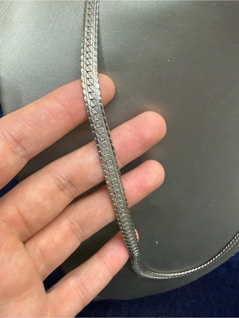 Vintage Unisex Silver Toned Diamond-Cut Herringbone Chain Necklace